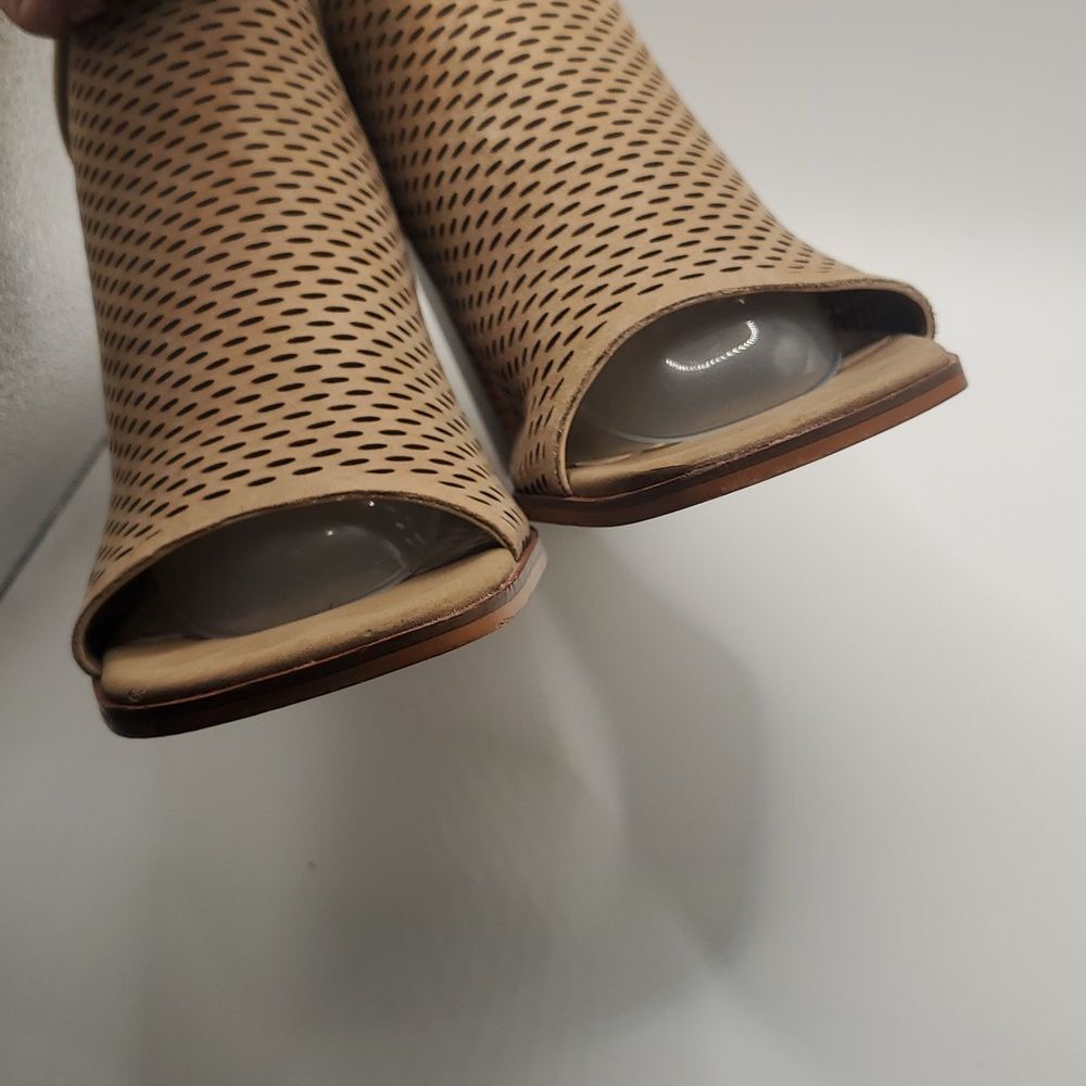 Vince Camuto Katnina Perforated Nubuck Open Toe Heeled Shoe Booties Sz 7.5 - Picture 10 of 12